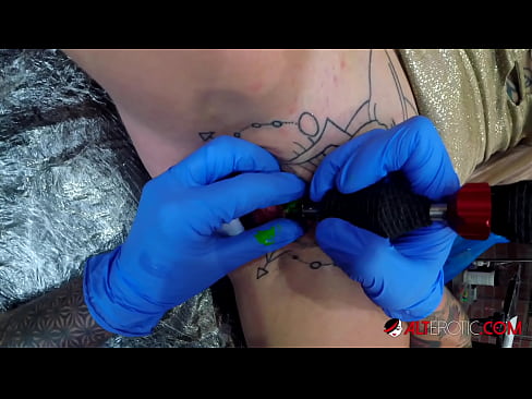 ❤️ Extremamente tatuada, a brasa Sully Savage fez uma tatuagem em seu clítoris Porno duro em nós pt-br.naffuck.xyz